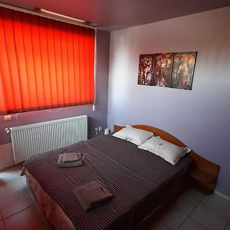 Spacious, Modern Condo In New Villa - Sleeps 6 Бухарест Екстер'єр фото