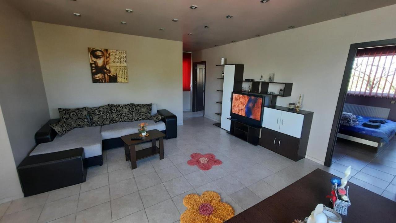 Spacious, Modern Condo In New Villa - Sleeps 6 Бухарест Екстер'єр фото